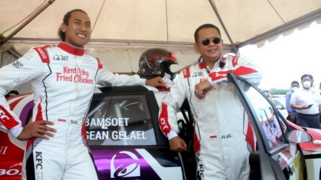 Pembalap Sean Gelael dan Bamsoet. (Foto: Suara.com)