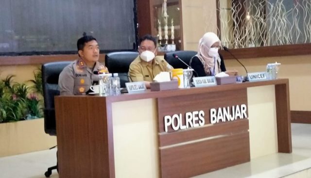 Kapolres Banjar AKBP Doni Hadi Santoso (kiri). (Foto: Kominfo Kabupaten Banjar)