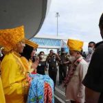 Pangeran Khairul Saleh Dipasangkan Penutup Kepala Khas Sulawesi Tengah