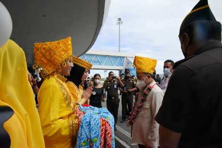 Wakil Ketua Komisi III DPR RI, Pangeran Khairul Saleh dipasangkan penutup kepala khas Sulawesi Tengah yang sering disebut Siga. (Foto: Katajari.com)