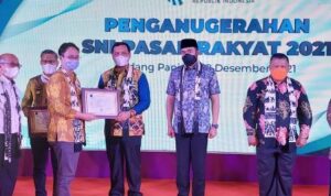 Walikota Banjarbaru Aditya Mufti Ariffin menerima anugerah SNI Pasar Rakyat. (Foto: Humpro Kota Banjarbaru)