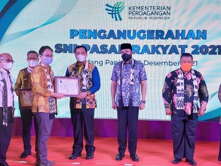 Walikota Banjarbaru Aditya Mufti Ariffin menerima anugerah SNI Pasar Rakyat. (Foto: Humpro Kota Banjarbaru)