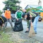Walikota Banjarbaru Ikut Gotong Royong Bersihkan Lingkungan