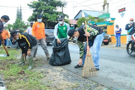 Walikota Banjarbaru Aditya Mufti Ariffin ikut bersih-bersih lingkungan. (Foto: Humpro Kota Banjarbaru)