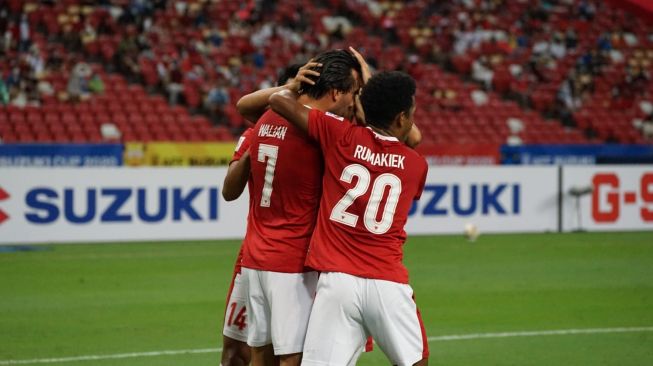 Pemain Timnas Indonesia merayakan gol Ezra Walian ke gawang Singapura, Sabtu (25/12/2021). (Foto: Dok. PSSI)