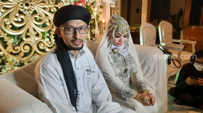 Roro Fitria dan calon suaminya, Andre Irawan. (Foto: Suara.com/Ismail)