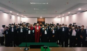 Para advokat setelah disumpah oleh Ketua Pengadilan Tinggi Banjarmasin, Rabu (15/12/2021). (Foto: Katajari.com)