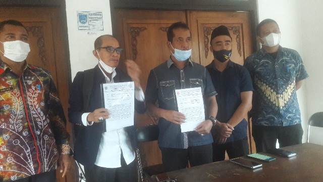 Kuasa Hukum para pengugat Supiansyah Darham dalam jumpa pers. (Foto: Katajari.com)