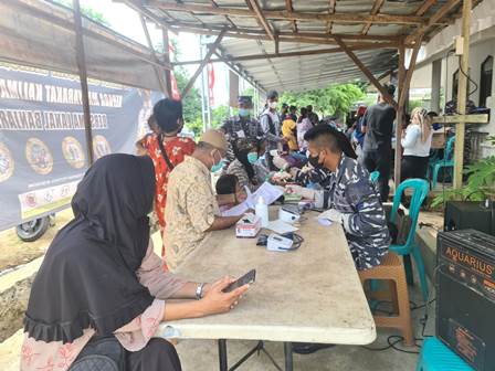 Lanal Banjarmasin menyelenggarakan serbuan vaksinasi maritim bertempat di RT 06 RW 07 Kelurahan Guntung Manggis, Kecamatan Landasan Ulin, Kota Banjarbaru. (Foto: Katajari.com)