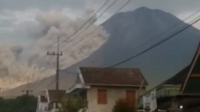 Erupsi Gunung Semeru meluncurkan awan panas guguran, Minggu (19/12/2021). (Foto: Instagram @lumajangsatu)