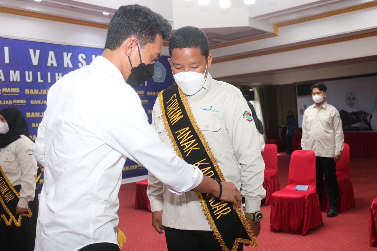 Bupati Banjar H Saidi Mansyur mengukuhkan Forum Anak Daerah, Kamis (16/12/2021). (Foto: Kominfo Kabupaten Banjar)