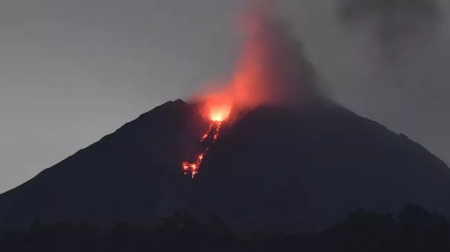 Letusan Gunung Semeru mengeluarkan lava pijar. (Foto: Antara)