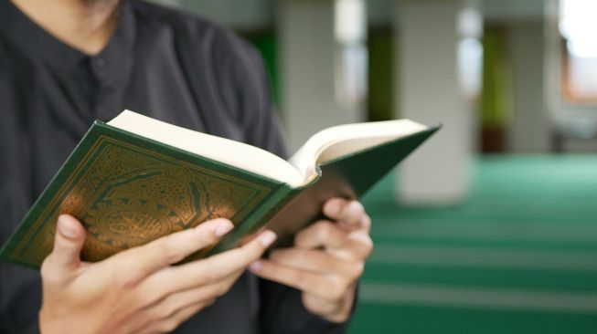Ilustrasi membaca Alquran. (Foto: Unplash)