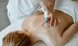 Ilustrasi perawatan bekam sebagai salah satu metode pengobatan alternatif. (Foto: Envato Elements)