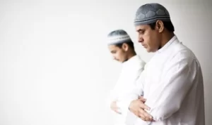 lustrasi niat Salat Isya untuk diri sendiri, imam, dan makmum. (Foto: Elements Envato)