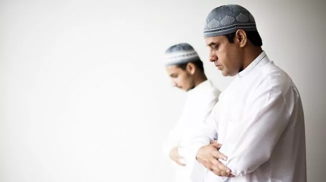 lustrasi niat Salat Isya untuk diri sendiri, imam, dan makmum. (Foto: Elements Envato)