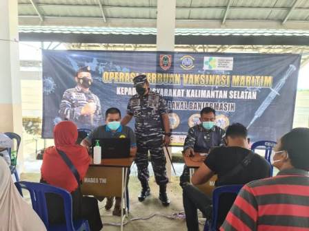 Lanal Banjarmasin menggelar serbuan vaksinasi maritim di Pasar Pondok Mangga Kelurahan Loktabat Utara Kota Banjarbaru, Kamis (23/12/2021). (Foto: Lanal Banjarmasin/Katajari.com)