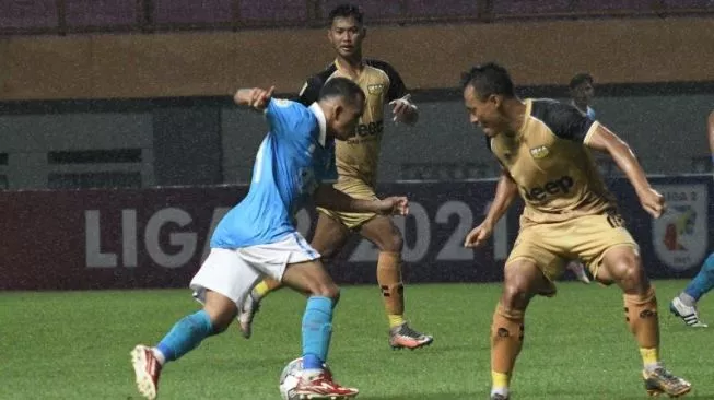 Martapura Dewa United versus Sulut United lanjutan babak delapan besar Liga 2 di Stadion Wibawa Mukti, Cikarang, Kabupaten Bekasi, Jawa Barat, Senin (20/12/2021). (Foto: Antara/Fakhri Hermansyah)