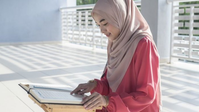 Ilustrasi Seorang wanita muslim membaca Alquran. (Foto: Dok. Katajari.com)