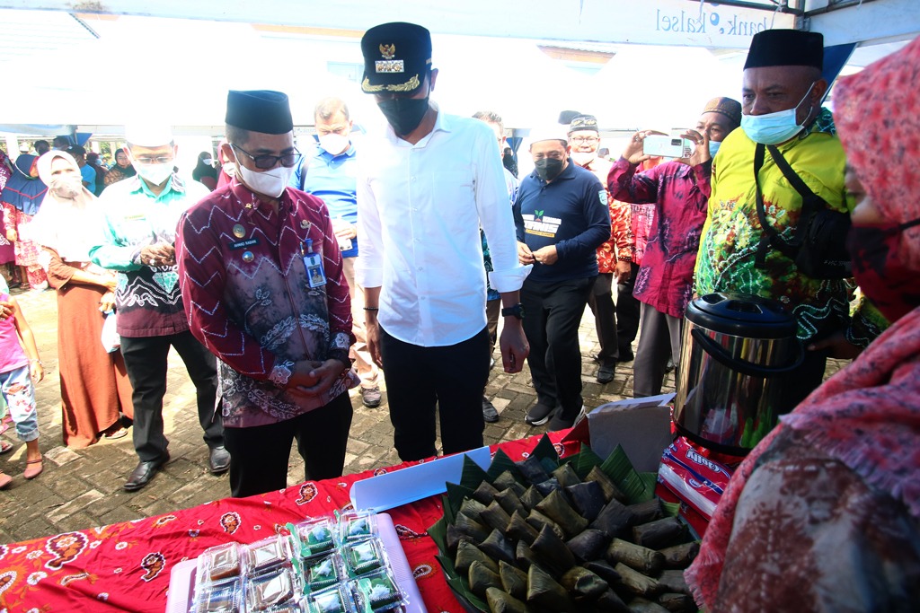 Bupati Banjar H Saidi Mansyur menyaksikan pameran kue tradisional, Kamis (16/12/2021). (Foto: Kominfo Kabupaten Banjar/Katajari.com)