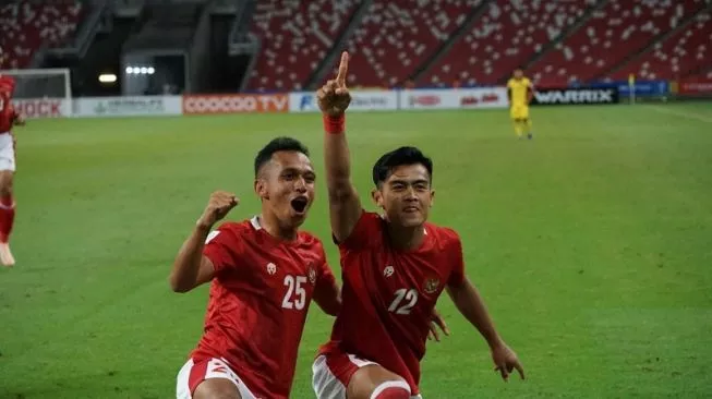 Bek sayap Timnas Indonesia, Pratama Arhan (kanan) bersama penyerang sayap Irfan Jaya, dalam laga Piala AFF 2020 di National Stadium, Singapura, Minggu (19/12/2021) malam WIB. (Foto: Dok. PSSI)