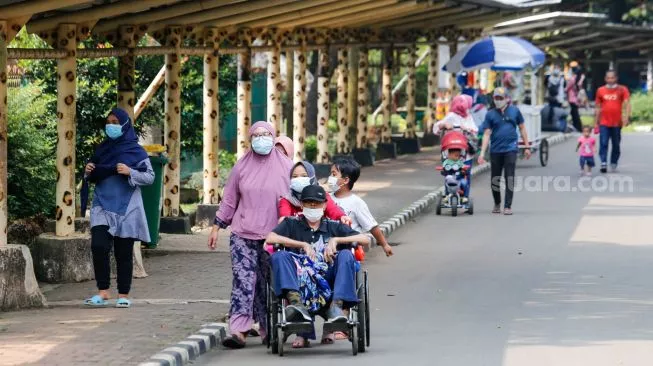 Warga berwisata di Taman Margasatwa Ragunan, Jakarta Selatan, Sabtu (23/10/2021). Foto: Suara.com/Alfian Winanto)