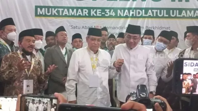 Yahya Cholil Staquf alias Gus Yahya dan Said Aqil Siradj setelah pemungutan suara di Muktamar NU. (Suara.com/Bagaskara)