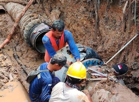 Pekerjaan koneksi dua jalur distribusi IPA Syarkawi. (Foto: PT Air Minum Intan Banjar)