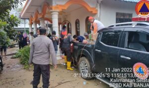 BPBD Kabupaten Banjar sampaikan bantuan ke Desa Rantau Nangka, Selasa (11/1/2022. (Foto: Instagram BPBD Kabupaten Banjar)