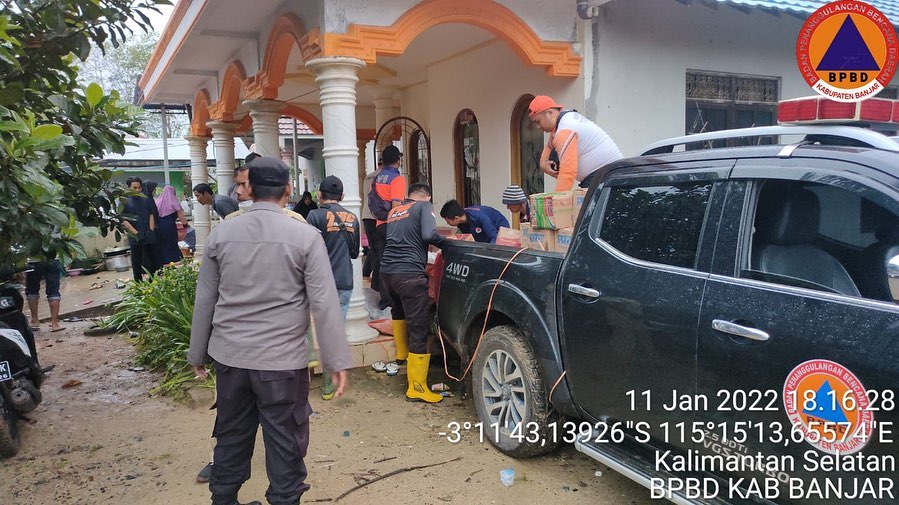 BPBD Kabupaten Banjar sampaikan bantuan ke Desa Rantau Nangka, Selasa (11/1/2022. (Foto: Instagram BPBD Kabupaten Banjar)