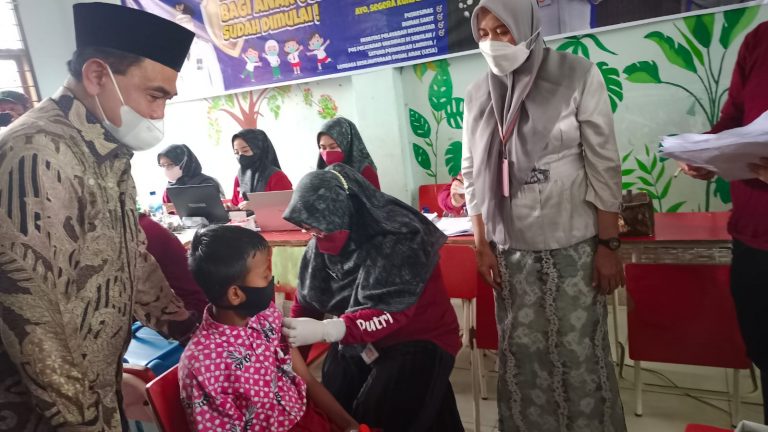 Bupati Kabupaten Tanah Bumbu, HM Zairullah Azhar saat pelaksanaan vaksin anak, Kamis (6/1/2022). (Foto: Kominfo Kabupaten Tanah Bumbu)