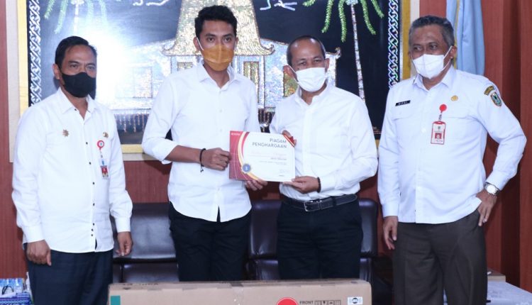 Bupati Kabupaten Banjar H Saidi Mansyur (dua kiri) menerima penghargaan Kominfo Terproduktif, Rabu (12/1/2022) di Mahligai Sultan Adam Martapura. (Foto: Kominfo Kabupaten Banjar)