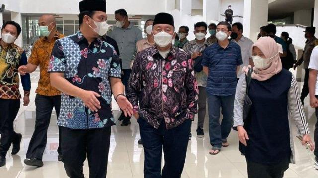 Walikota Banjarbaru HM Aditya Mufti Ariffin (kanan), Wagub Kalsel H Muhidin (tengah) dan Direktur RSD Idaman Banjarbaru dr Hj Endah Labati Silapurna. (Foto: Humpro Kota Banjarbaru)
