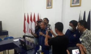 Haji Zanie saat video call dengan penerima hadiah paket umrah, Rabu (5/1/2022). (Foto: Katajari.com)
