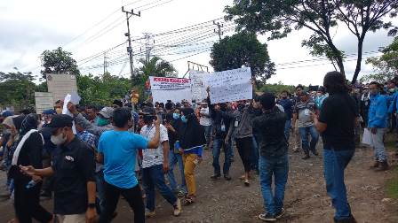 Para asosiasi pekerja tambang batubara saat menyampaikan tuntutan. (Foto: Katajari.com)