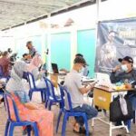 Tenaga Kesehatan Lanal Banjarmasin Vaksin Warga Teluk Kelayan