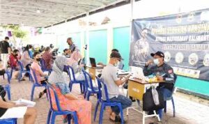 Tenaga Kesehatan Lanal Banjarmasin Vaksin Warga Teluk Kelayan