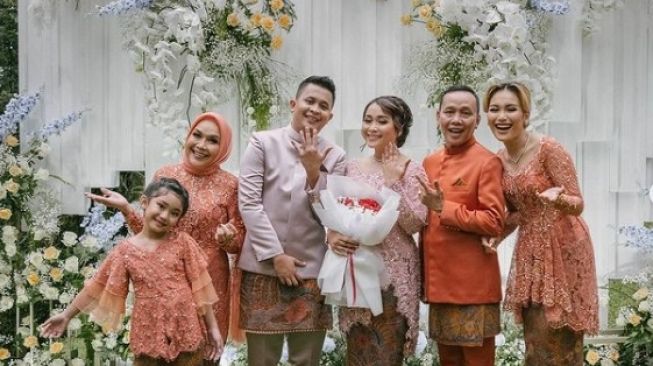 Acara pertunangan adik Ayu Ting Ting, Syifa dengan Nanda Fachrizal. (Foto: Instagram/Ayutingting92)