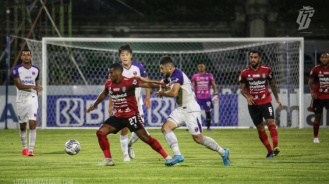 Suasana laga BRI Liga 1 antara Bali United vs Persita Tangerang di Stadion Ngurah Rai, Denpasar, Bali, Senin (17/1/2022) malam. (Foto: Dok. Liga Indonesia Baru)