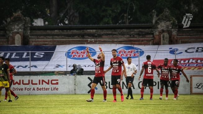 Pemain Bali United merayakan gol Ilija Spasojevic pada laga BRI Liga 1 kontra Barito Putera di Stadion Ngurah Rai, Denpasar, Bali, Minggu (9/1/2022) petang. (Foto: Dok. PT Liga Indonesia Baru)