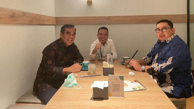 Tiga elite Partai Gerindra melakukan pertemuan di sebuah kafe di Jakarta, Jumat (7/1/2022). (Foto: Dok. Gerindra)