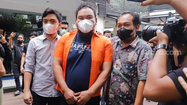 Komika Fico Fachriza saat rilis kasus narkoba yang menjerat dirinya, di Polda Metro Jaya, Jakarta Selatan, Jumat (14/1/2022). (Foto: Suara.com/Alfian Winanto)