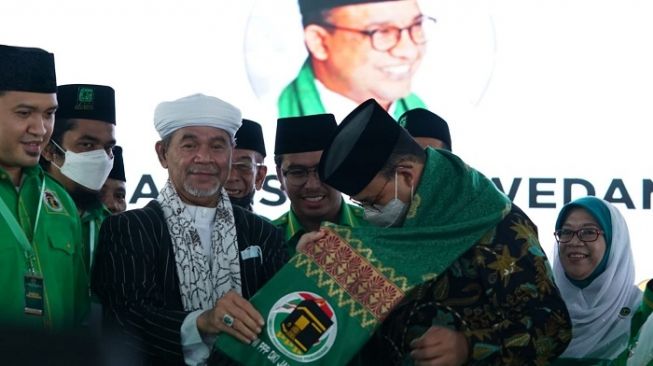 Gubernur DKI Jakarta Anies Baswedan dikalungkan sorban hijau bergambar Kakbah oleh DPW PPP DKI Jakarta. (Foto: Suara.com/Fakhri)