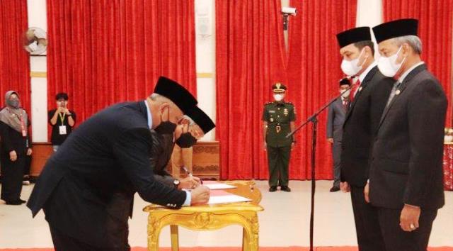 Pejabat Eselon II Pemko Banjarbaru tandatangan pelantikan, Senin (31/1/2022). (Foto: Humpro Kota Banjarbaru/Katajari.com)