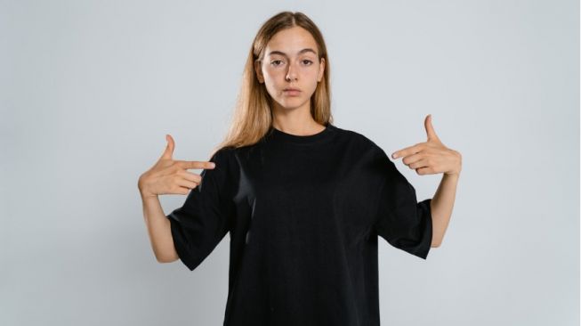 Ilustrasi orang yang menyombongkan diri sendiri. (Foto: Pexels.com/@mart-production)