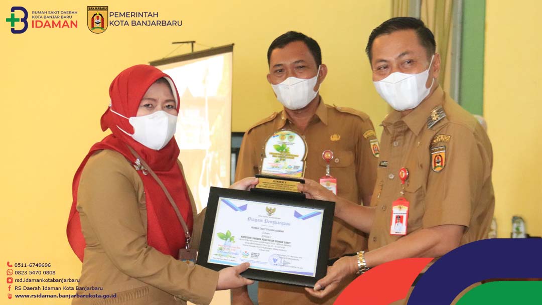 Direktur RSD Idaman Kota Banjarbaru, Dr dr Hj Endah Labati Silapurna MHKes menerima penghargaan eco office award dari Wakil Walikota Banjarbaru Wartono SE. (Foto: Humas RSD Idaman Kota Banjarbaru/Katajari.com)