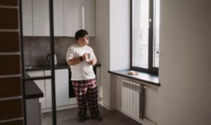 Ilustrasi kesepian akut. (Foto: Pexels/MART PRODUCTION/Aufahardy)