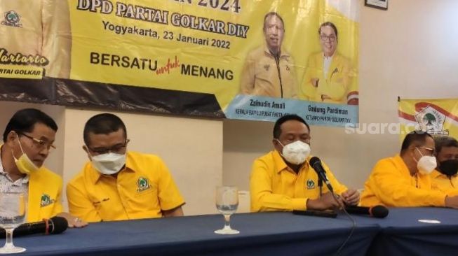 Ketua Bapilu DPP Partai Golkar sekaligus Menpora Zainuddin Amali dan pimpinan partai menyampaikan tentang Pilpres 2024 di Yogyakarta, Minggu (23/01/2022). (Foto: SuaraJogja.id/Putu)