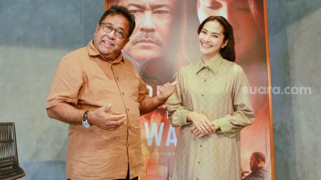 Maudy Koesnaedi bersama Rano Karno di Pancoran, Jakarta Selatan, Kamis (27/1/2022). (Foto: Suara.com/Alfian Winanto)