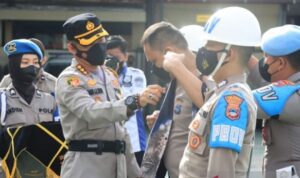 Kapolres Banjarmasin Kombespol Sabana melepas baju Bripka BT, Sabtu (29/1/2022). (Foto: Antara)